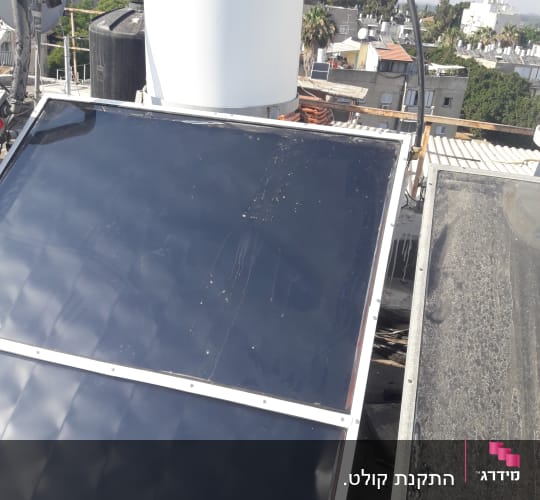 קולטי שמש ומיכל מים על גג